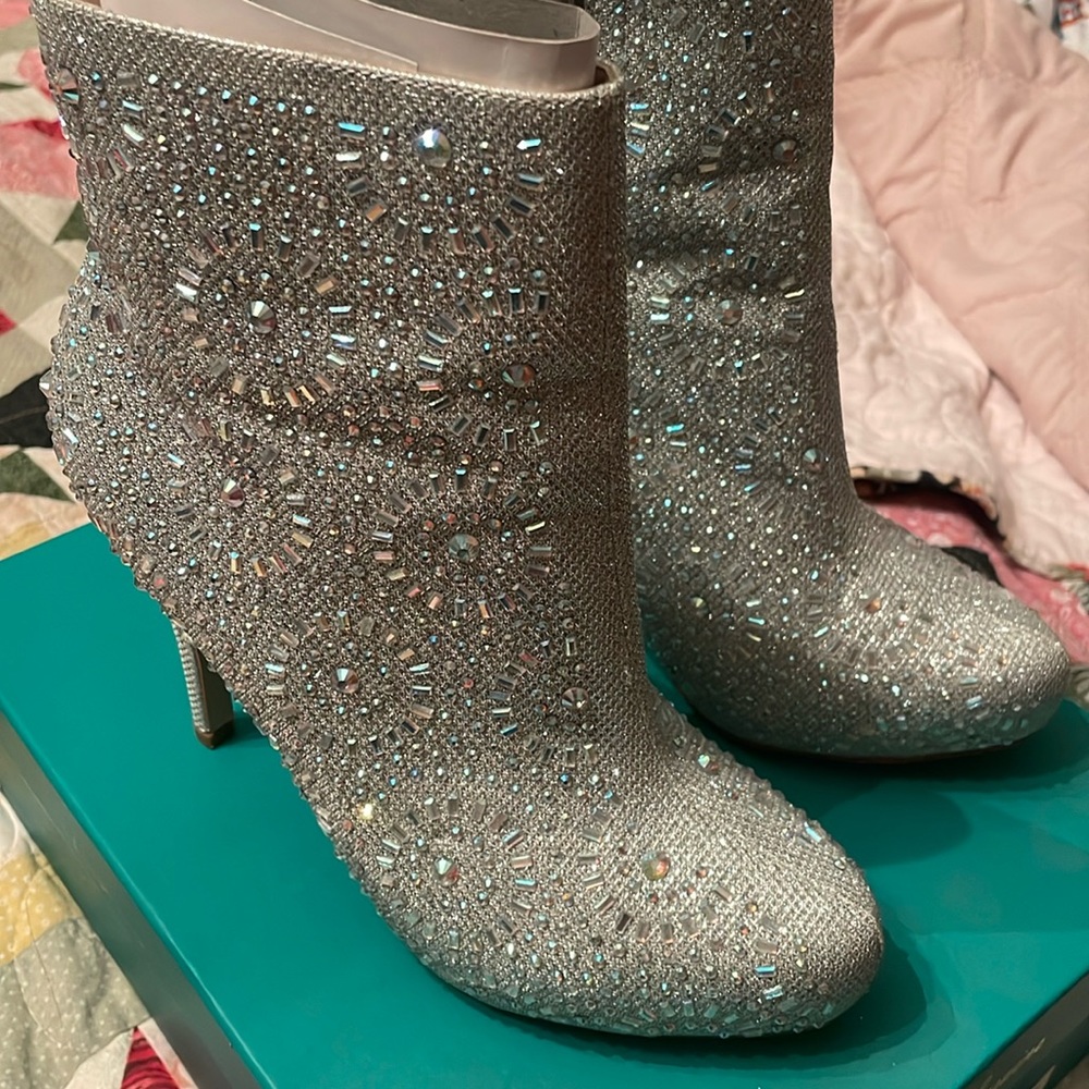 Like new glam stiletto booties; sz 8